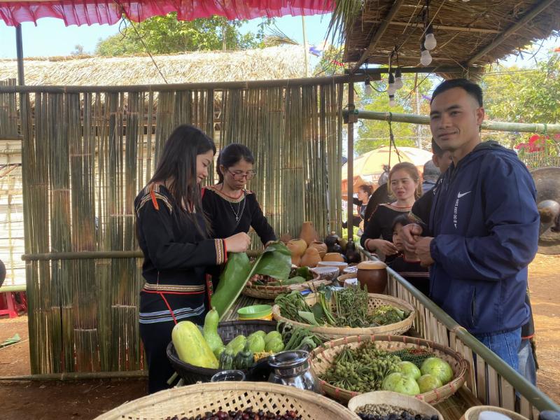 Bàn ăn với nhiều món đặc sản Tây Nguyên như cơm lam, thịt nướng, rau rừng, thể hiện sự phong phú của ẩm thực địa phương.